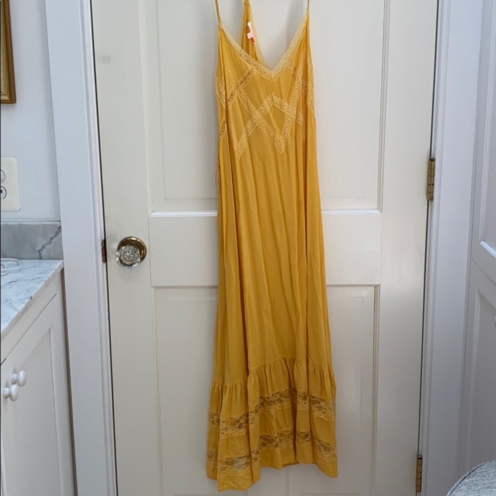 Beautiful yellow airy maxi dress w/ lace inserts!